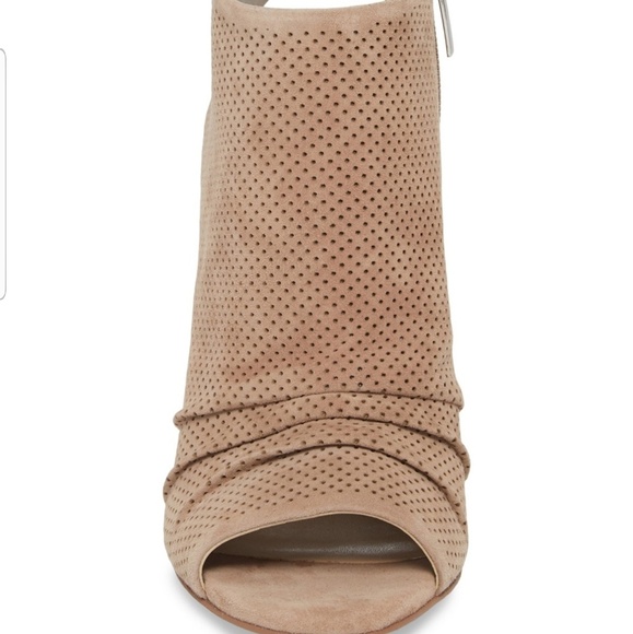 Vince Camuto Peep Toe Sandle - Picture 2 of 3